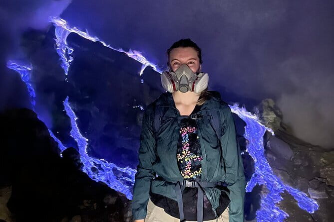 2D1N Ijen Blue Fire and Mount Bromo Sunrise Tour from Bali - Walking into Ijen’s blue fire