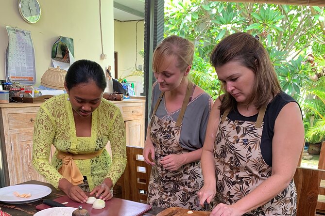 5 Star Private Cooking Class Experience in Bali, Lunch Included - Cooking step by step with Novi