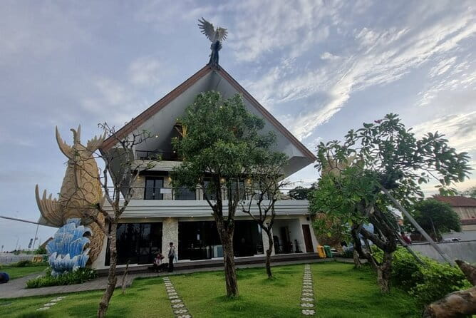 One-way Ticket Fast Boat from Sanur Bali or Nusa Lembongan - Arriving on sand at Mushroom Bay