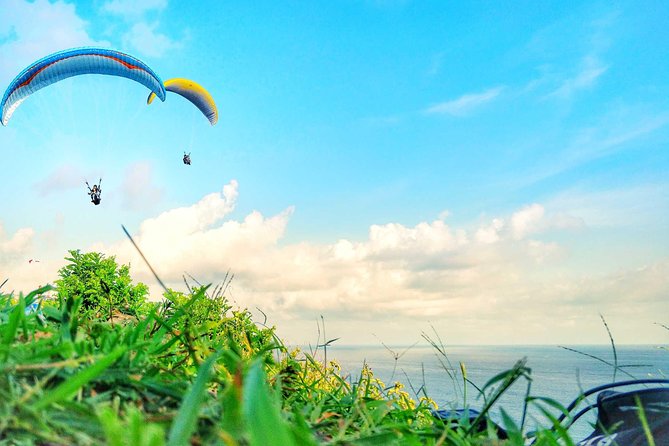 Paragliding Bali Nusa Dua cliff with Free Photo/Videos - Getting ready for a first tandem flight