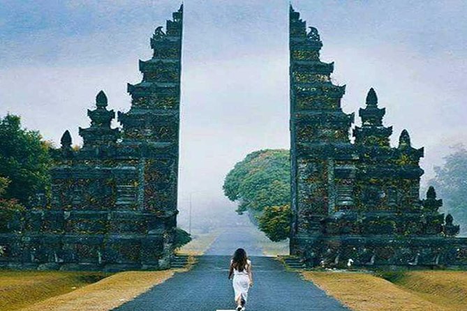 Private Tour: Ulun Danu Temple-Handara Gate-Wana Giri Hill&Tanah Lot Sunset - Handara Gate brings the first photo stop