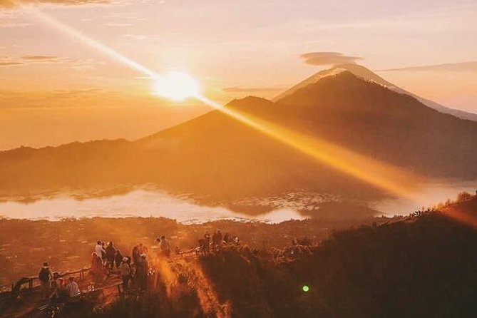 Sunrise mount batur trecking all inclusive - Sunrise from the rim, with Lombok on a clear day