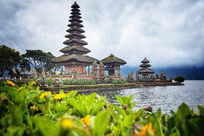 Tanah Lot Tour: Discover Bali’s Iconic Temple and Stunning Views - Batu Bolong brings you to the coast first