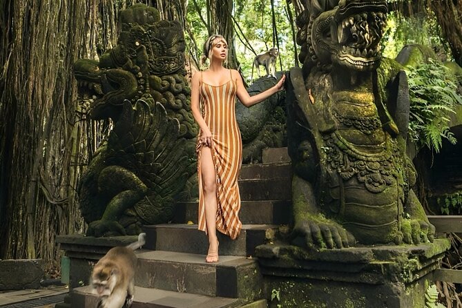 Ubud Day Tour: Sacred Monkey Forest, Tegenungan Waterfall, Rice Terrace - Ubud Traditional Art Market and room to browse